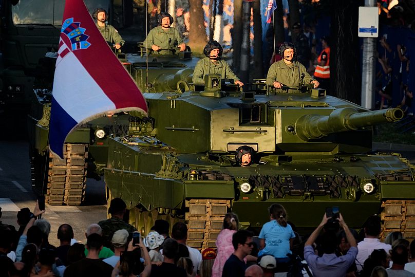 Um tanque Leopard de fabrico alemão numa parada militar que assinala os 30 anos de uma importante vitória de guerra em Zagreb, 31 de julho de 2025