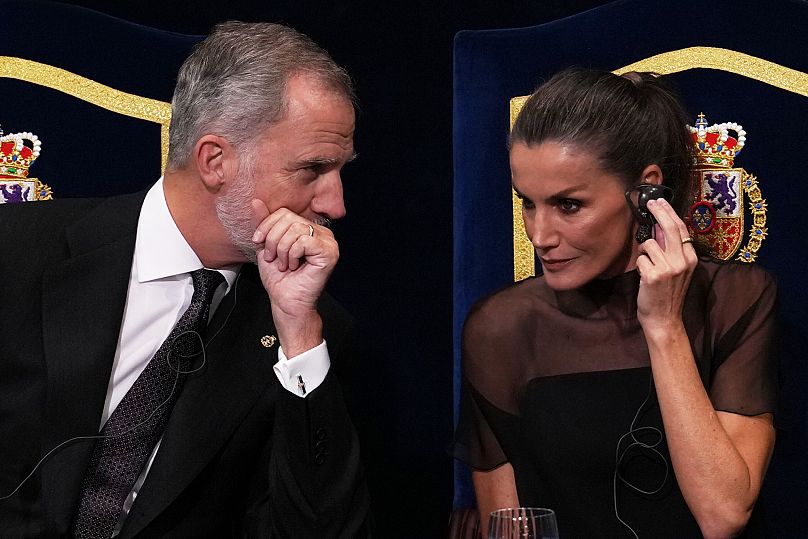 El Rey Felipe VI de España habla con la Reina Letizia durante la ceremonia de los Premios Princesa de Asturias en Oviedo, norte de España, el viernes 24 de octubre de 2025.