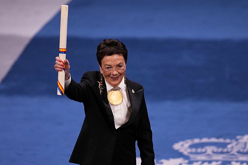 La fotógrafa mexicana Graciela Iturbide recibe los Premios Princesa de Asturias durante una ceremonia en Oviedo, norte de España, el viernes 24 de octubre de 2025.
