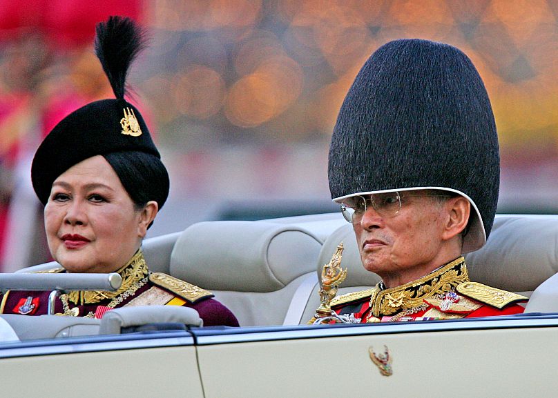 A thaiföldi anyakirálynő (a képen balra) a napokban vesztette életét 93 éves korában, az ország kormányfője azonban ennek ellenére is Malajziába utazik