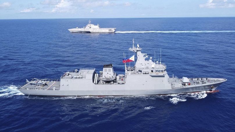 الفرقاطة الفلبينية "خوسيه ريزال" (FF150) والسفينة الأمريكية "غابرييل غيفوردز" (LCS 10) خلال تمرين تكتيكي مشترك في بحر الفلبين الغربي، الخميس 23 نوفمبر 2023.