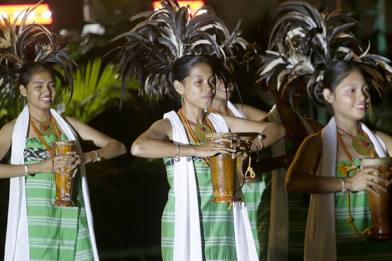 Dançarinos timorenses atuam durante a comemoração do 25.º aniversário do referendo.