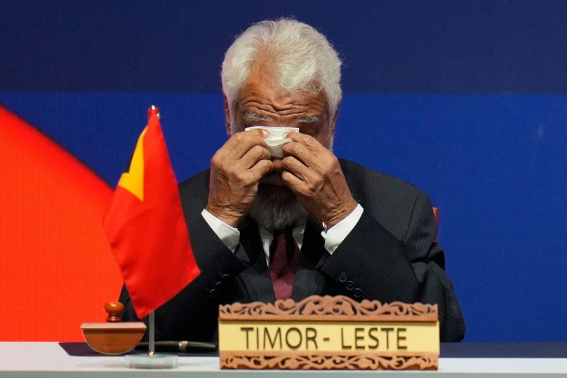 O primeiro-ministro de Timor-Leste, Kay Rala Xanana Gusmão, enxuga os olhos durante a 47.ª cerimónia de assinatura da Declaração sobre a Admissão de Timor-Leste na ASEAN.