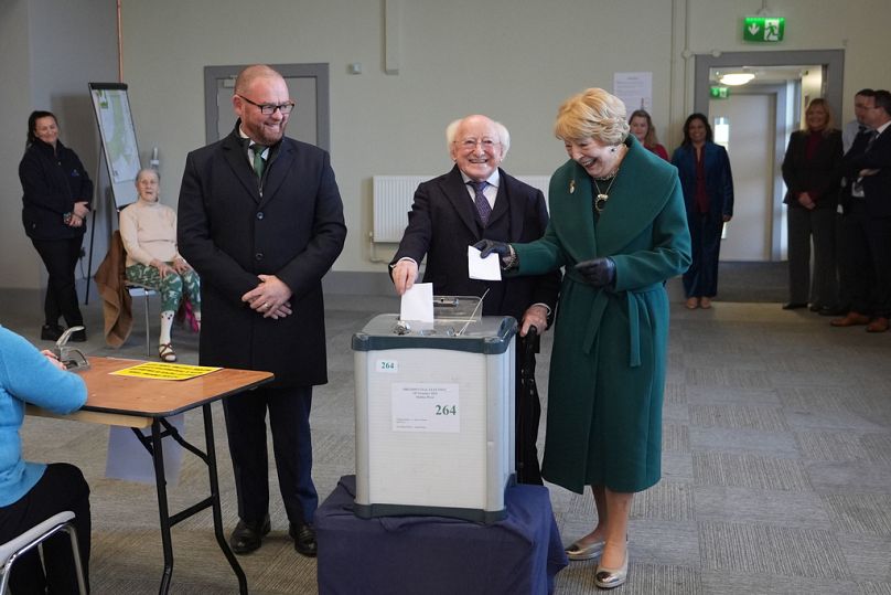 A leköszönő elnök, Michael D. Higgins és felesége leadják szavazatukat az elnökválasztáson, október 24-én