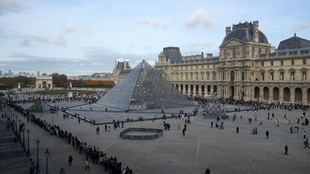 A Louvre-ból a Francia Nemzeti Bankba szállítottak át értékes ékszereket a...