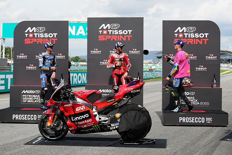 Pódio com a tripla espanhola, Márquez, Acosta e Mir, no MotoGP da Malásia, 25 de outubro de 2025.