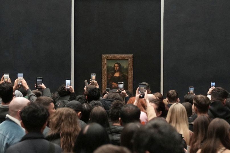 Látogatók tömege fotózza a Mona Lisát, 2025 januárjában