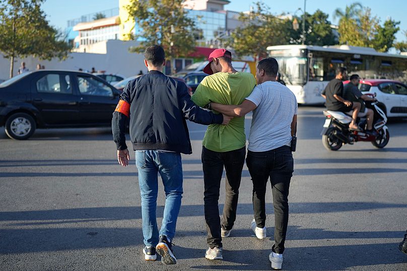 بازداشت یکی از معترضان به دست نیروهای لباس شخصی مراکش