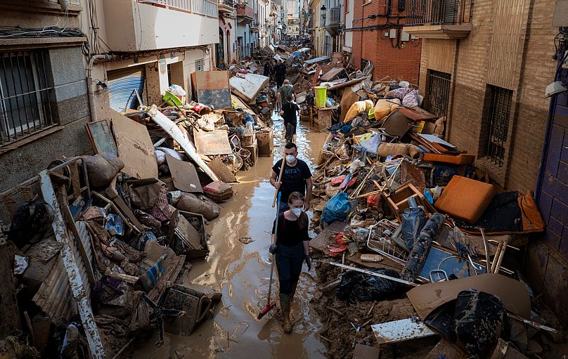 Une rue jonchée de meubles et de détritus dans une zone touchée par les inondations à Paiporta, près de Valence, en Espagne, le mardi 5 novembre 2024