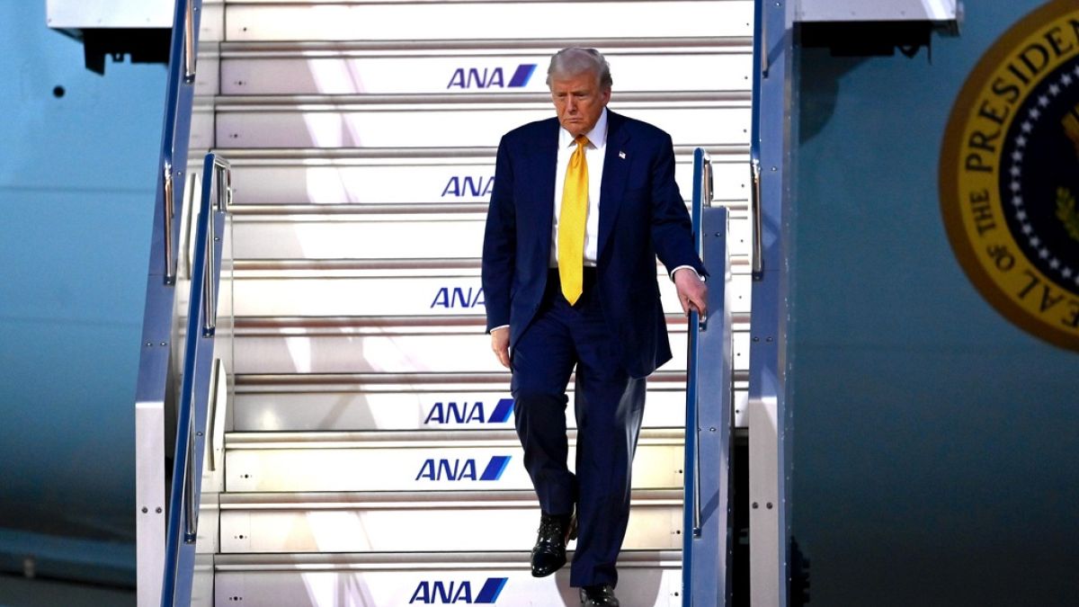 Trump aterra em Tóquio para encontro com nova primeira-ministra do Japão que quer reforçar amizade entre os dois países