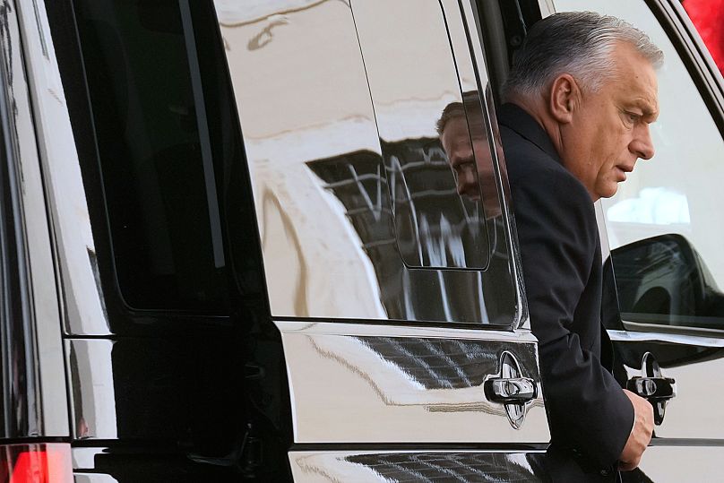 El Primer Ministro húngaro, Viktor Orbán, llega al Patio de San Dámaso para una audiencia privada con el Papa León XIV en el Vaticano, 27 de octubre de 2025.