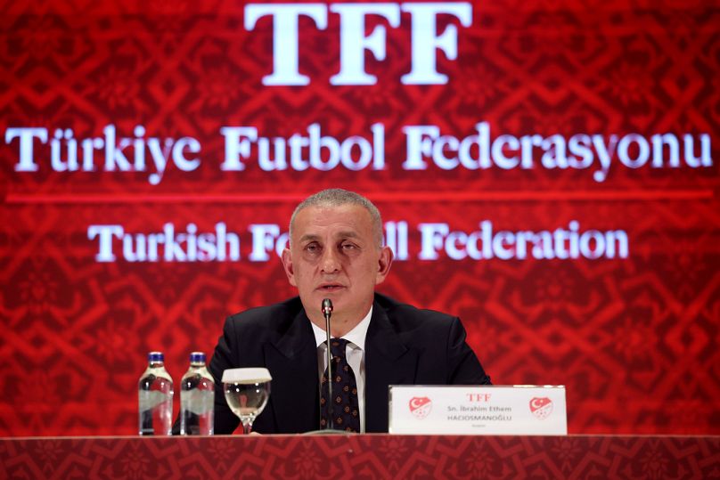 Il presidente della Federcalcio turca Ibrahim Haciosmanoglu parla durante una conferenza stampa a Istanbul, Turchia, 27 ottobre 2025