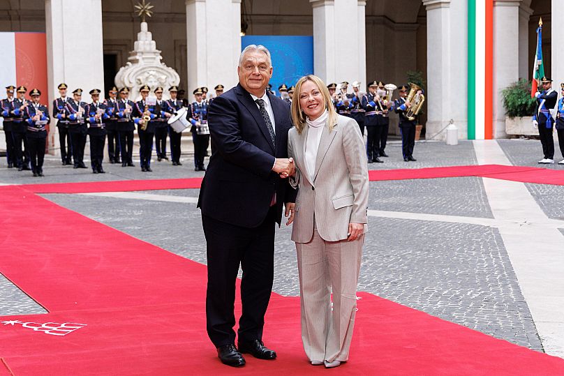 Premier Włoch Giorgia Meloni przyjmuje premiera Węgier Viktora Orbána w Rzymie, w poniedziałek, 27 października 2025 r.