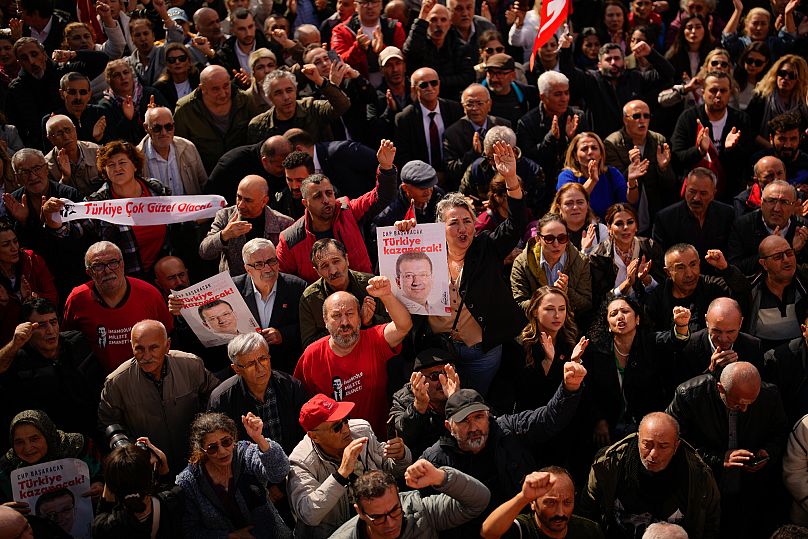 People shout slogans during a rally in support of Istanbul's imprisoned opposition Mayor Ekrem İmamoğlu as he appears for a hearing in Istanbul, 26 October, 2025
