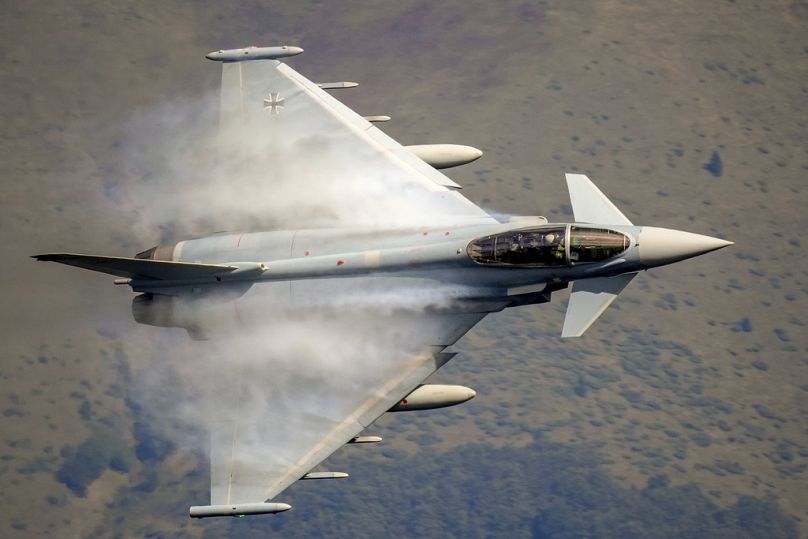 ARQUIVO (26.08.2025) Um Eurofighter Typhoon da Força Aérea Alemã sobrevoa durante um espetáculo de aviação militar e acrobática.