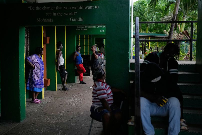 Pessoas procuram abrigo numa escola antes da chegada prevista do furacão Melissa em Old Harbour, Jamaica, segunda-feira, 27 de outubro de 2025.