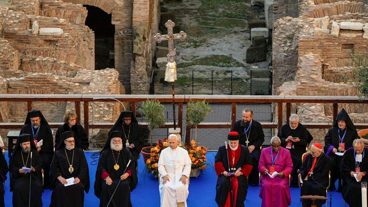 Ο Πάπας Λέων ΙΔ’ μαζί με θρησκευτικούς ηγέτες από όλο τον κόσμο στο Κολοσσαίο για να προσευχηθούν για την ειρήνη Ο Πάπας Λέων ΙΔ’ μαζί με θρησκευτικούς ηγέτες από όλο τον κόσμο στο Κολοσσαίο για να προσευχηθούν για την ειρήνη