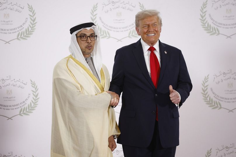 الرئيس الأمريكي دونالد ترامب ونائب رئيس دولة الإمارات الشيخ منصور بن زايد آل نهيان، شرم الشيخ في مصر، 13 أكتوبر 2025.