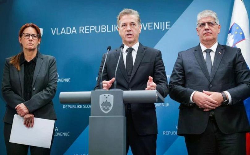 Andreja Katič lemondott igazságügyi miniszter, Robert Golob kormányfő és Boštjan Poklukar lemondott belügyminiszter