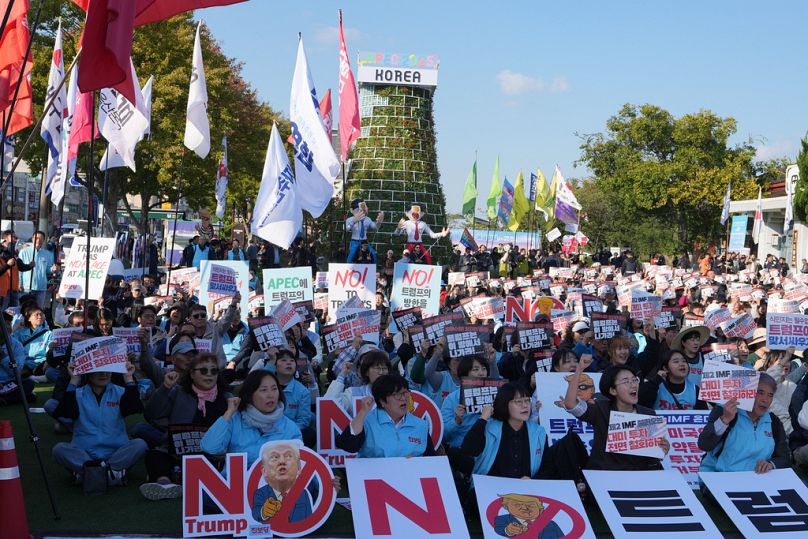 متظاهرون يهتفون بشعارات خلال مسيرة في مدينة غيونغجو، جنوب كوريا، تنديداً بالرئيس الأمريكي دونالد ترامب، يوم الأربعاء 29 تشرين الأول/أكتوبر 2025.