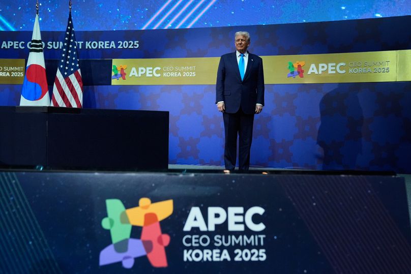 ترامب يصل إلى غداء قادة الشركات على هامش منتدى التعاون الاقتصادي لدول آسيا والمحيط الهادئ (APEC) في مدينة غيونغجو، كوريا الجنوبية،