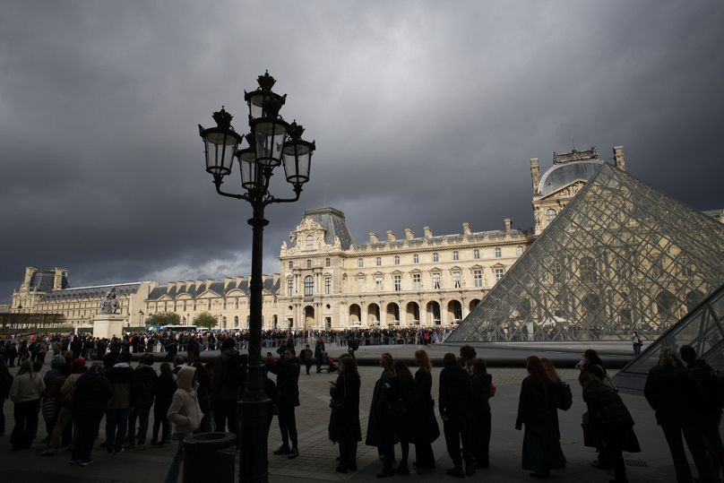 La gente fa la fila per entrare al museo Le Louvre lunedì 27 ottobre 2025 a Parigi