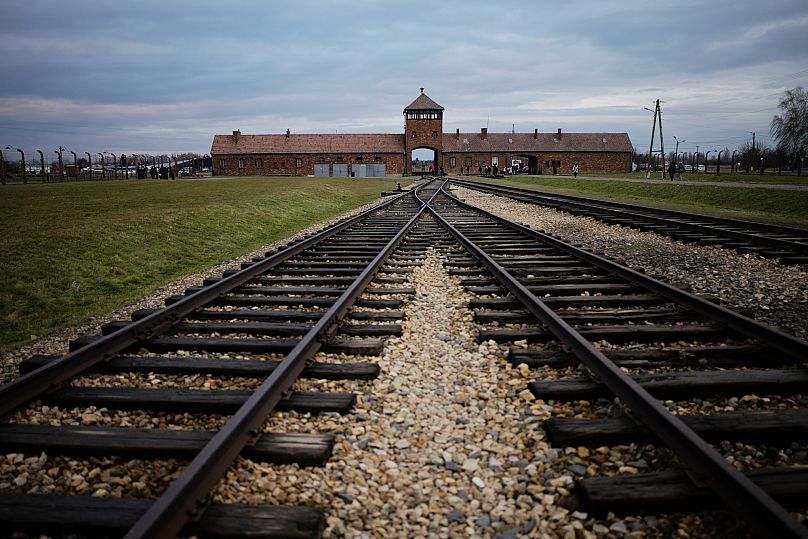 Die Eisenbahnschienen, an denen Hunderttausende Menschen imehemaligen nationalsozialistischen Vernichtungslagers Auschwitz-Birkenau ankamen.
