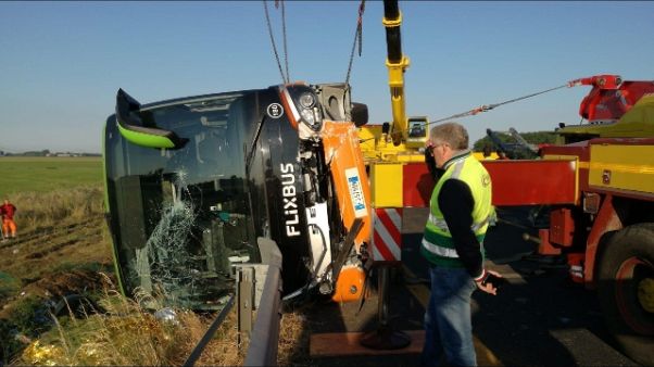 Bus fuori strada su A4, 26 feriti Bus fuori strada su A4, 26 feriti