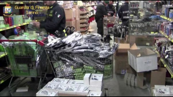 Sequestrati 80mila gadget contraffatti Sequestrati 80mila gadget contraffatti