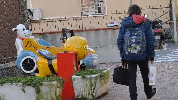 Schiaffi e calci alla maestra del figlio Schiaffi e calci alla maestra del figlio
