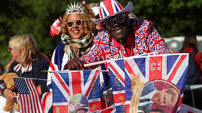 محبو الأسرة المالكة في بريطانيا في سعادة غامرة بقرب الزفاف الملكي