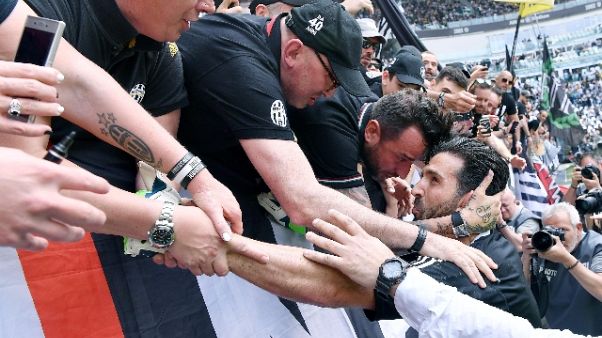 Buffon sul campo coi i 3 figli Buffon sul campo coi i 3 figli