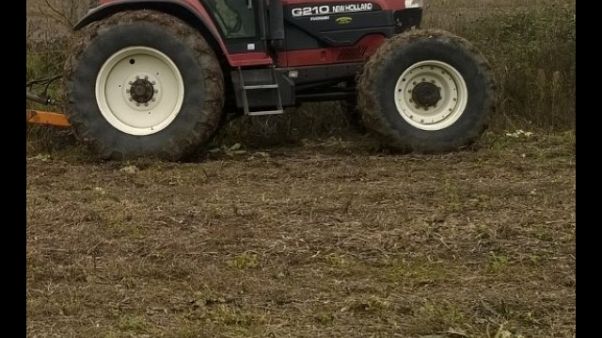Muore schiacciato sotto a un trattore Muore schiacciato sotto a un trattore