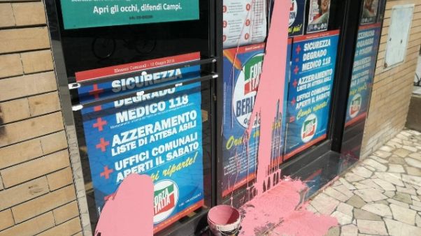 Comunali: sede Fi imbrattata con vernice Comunali: sede Fi imbrattata con vernice