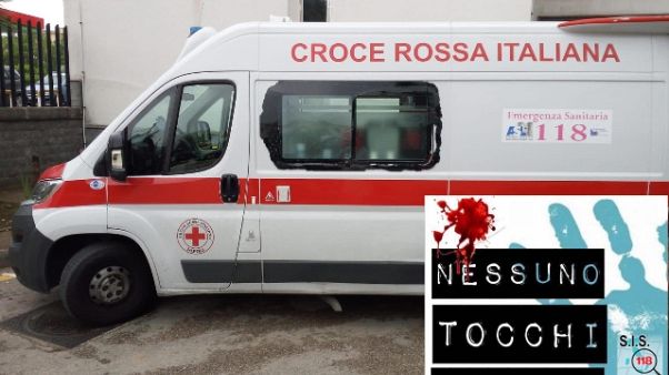 Operatori, folla aggredisce ambulanza Operatori, folla aggredisce ambulanza