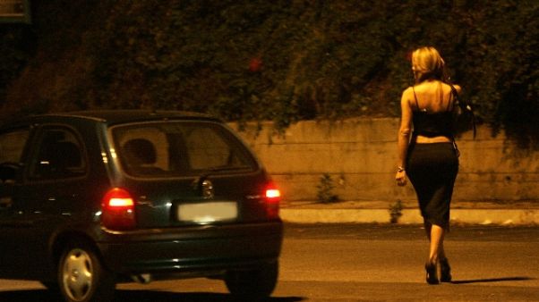 Tassista violenta prostituta a Milano Tassista violenta prostituta a Milano