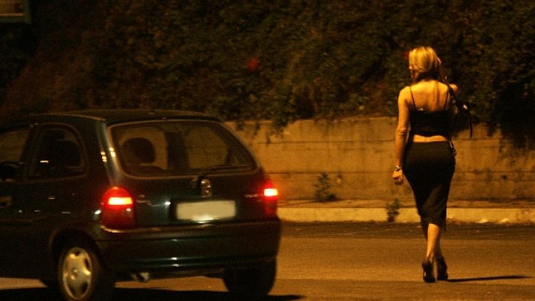 Tassista violenta prostituta a Milano
