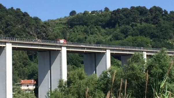 Lancia bimba da ponte, minaccia suicidio Lancia bimba da ponte, minaccia suicidio