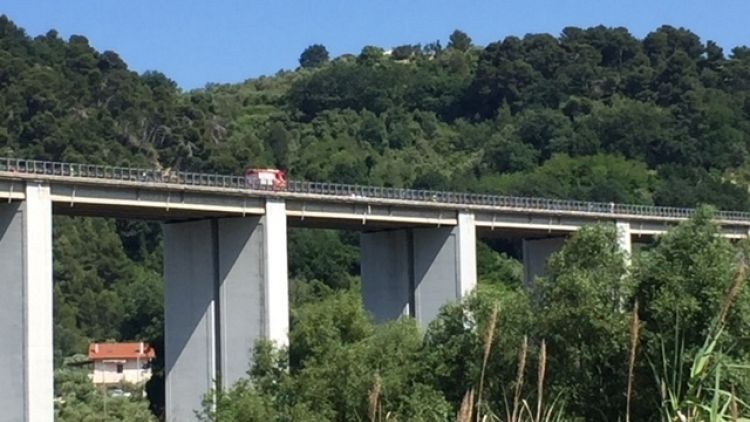 Lancia bimba da ponte, minaccia suicidio