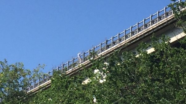 Si lancia da viadotto e muore Si lancia da viadotto e muore