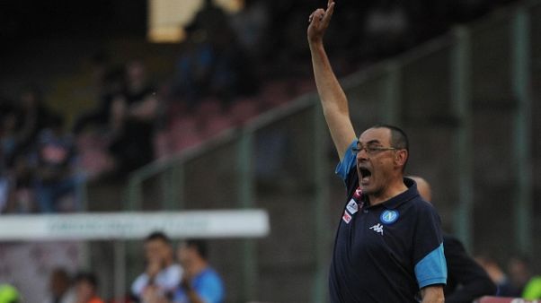 Napoli: Sarri, saluti e inchino a tifosi Napoli: Sarri, saluti e inchino a tifosi