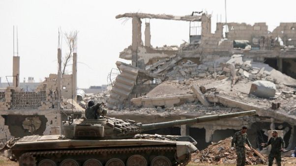 مقاتلون: الجيش السوري يحاصر جيب المعارضة في مدينة درعا مقاتلون: الجيش السوري يحاصر جيب المعارضة في مدينة درعا