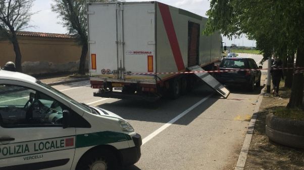 Parete rimorchio si stacca, grave pedone Parete rimorchio si stacca, grave pedone