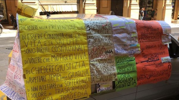 Madre protesta davanti Tribunale Bologna Madre protesta davanti Tribunale Bologna