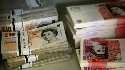 الاسترليني يهبط مقابل الدولار بعد استقالة وزيرين في بريطانيا