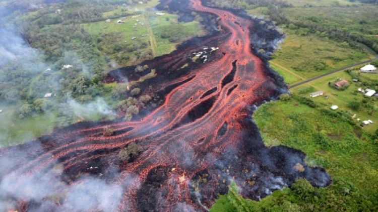 Fumées acides à Hawaï avec la lave du Kilauea qui atteint l'océan