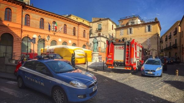 Operai minacciano buttarsi da un tetto Operai minacciano buttarsi da un tetto