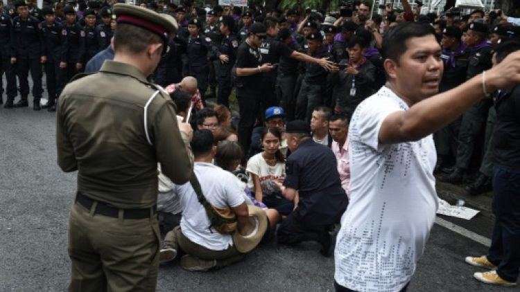 Thaïlande: arrestations après une manifestation réclamant des élections