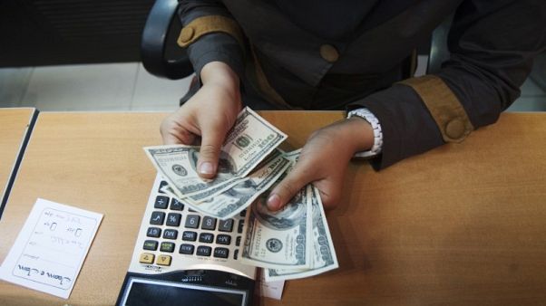 إيران تخفض قيمة الريال للمرة الأولى منذ شن حملة على سوق الصرف الحرة إيران تخفض قيمة الريال للمرة الأولى منذ شن حملة على سوق الصرف الحرة
