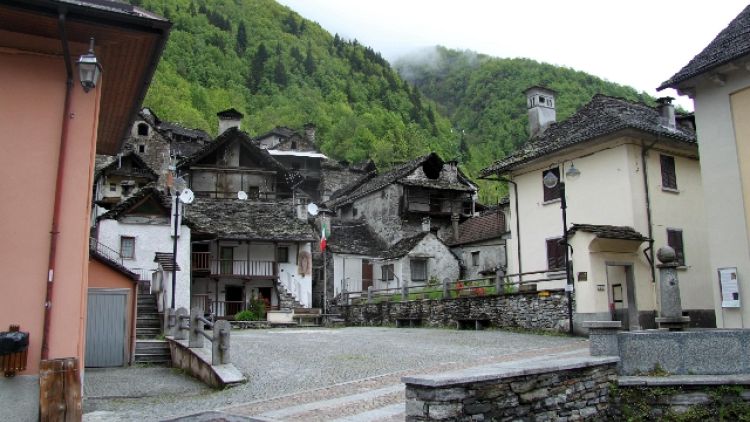 Borgo abbandonato,case in vendita 1 euro